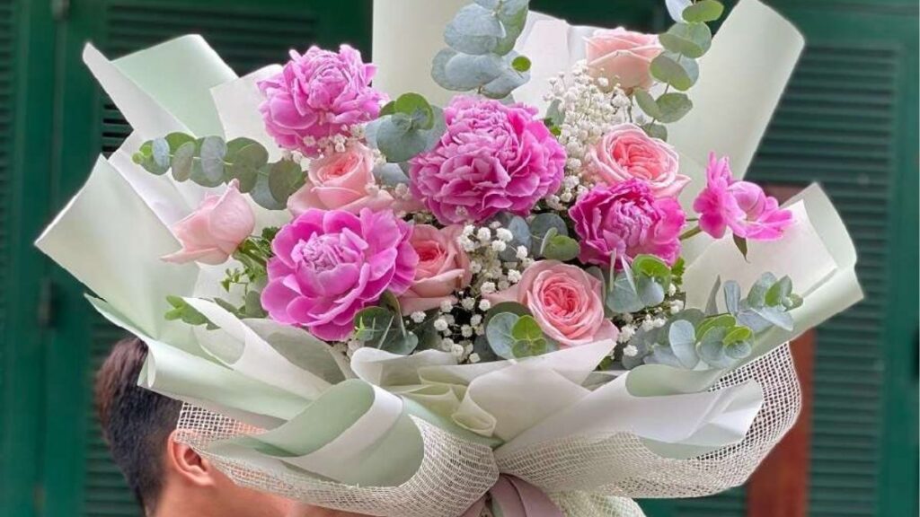 So sánh bó hoa và chậu hoa tặng người yêu