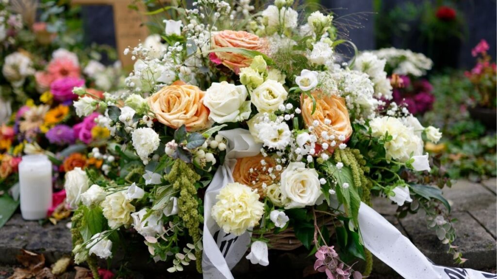 Hoa tang lễ: Cách chọn hoa viếng phù hợp, trang trọng 2 Các loại hoa tang lễ phổ biến gồm lily cúc hồng lan và cẩm chướng