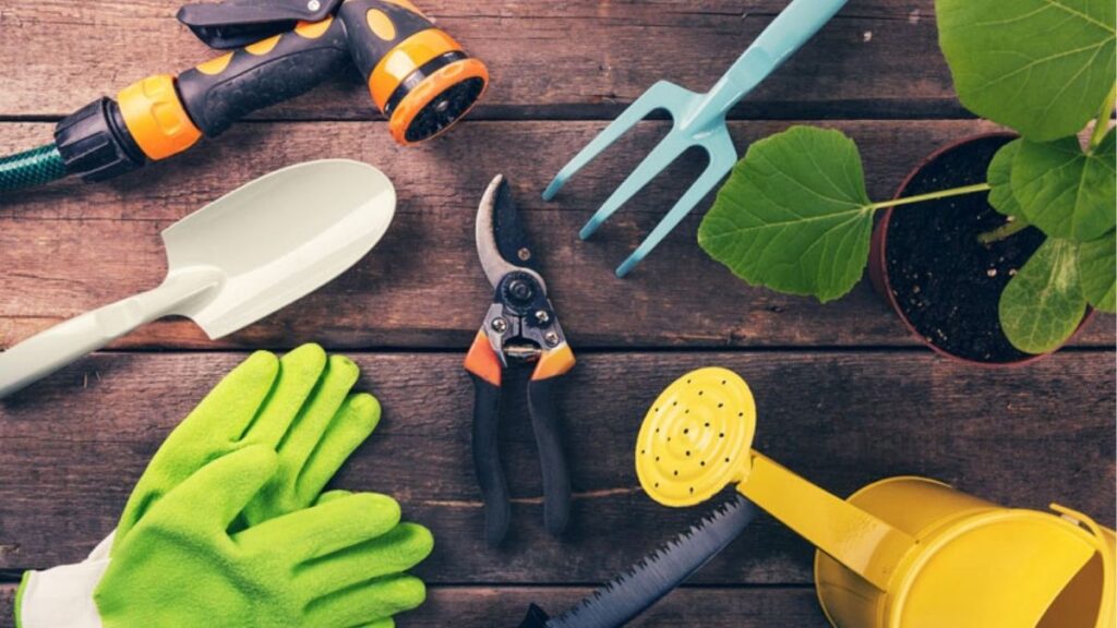 Trồng hoa đúng cách tại nhà cho người mới bắt đầu 6 Dụng cụ trồng hoa gồm xẻng găng tay bình tưới và kéo