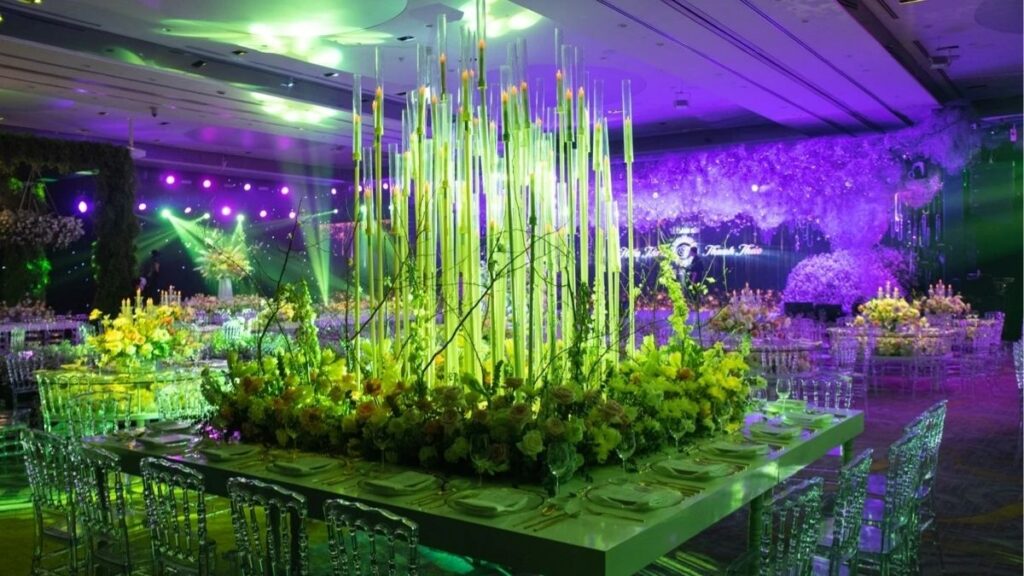 Hoa cưới phong cách garden tự nhiên với hoa và cành lá