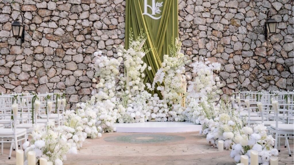 Hoa cưới phong cách minimal với tulip trắng và hoa đơn sắc