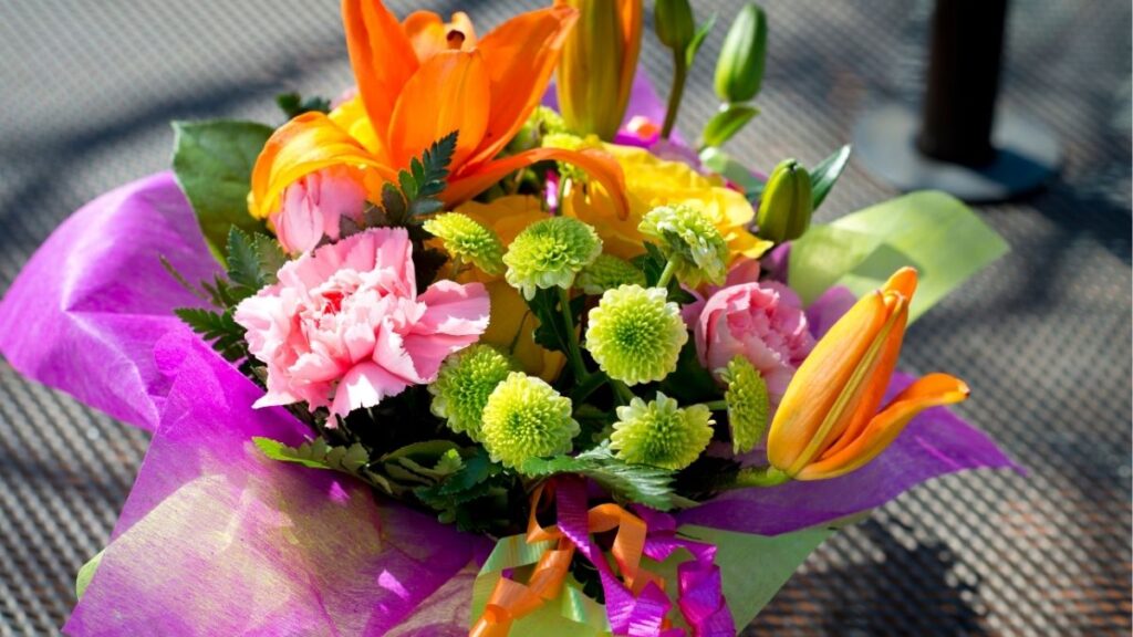 Hoa sinh nhật tặng bạn thân với hướng dương tulip vàng và cúc
