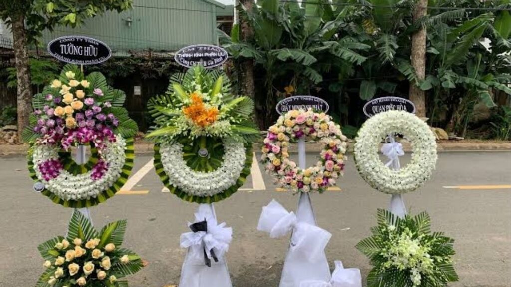 Hoa tang lễ: Cách chọn hoa viếng phù hợp, trang trọng 10 So sánh vòng hoa kệ hoa lẵng và bó hoa tang lễ