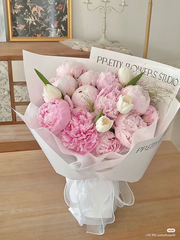 Bó hoa mừng sinh nhật đẹp, sang trọng từ hoa tulip và hoa mẫu đơn