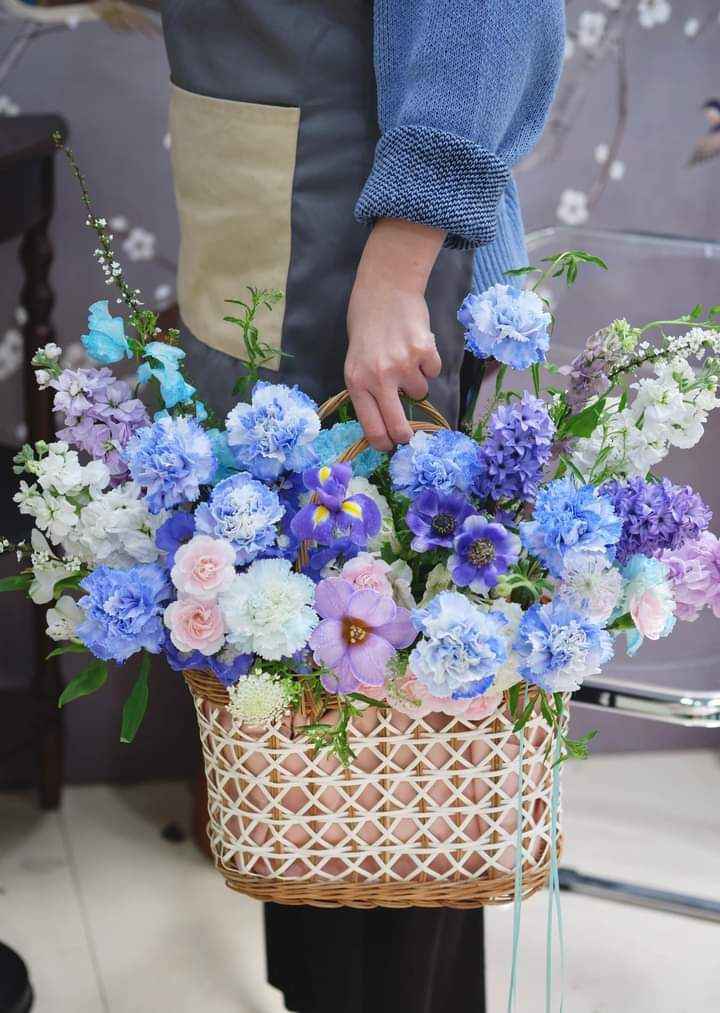 Giỏ hoa tặng sinh nhật tone xanh tím
